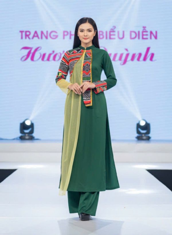 Áo dài cách tân cô giáo vùng cao xanh