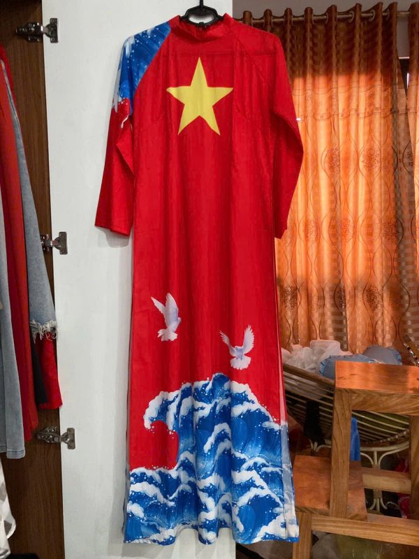 Áo dài đỏ sao vàng sóng biển